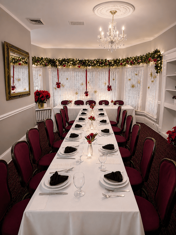 The Andalucía room dressed for a holiday dinner